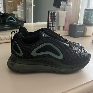brand new nike air max 720 never worn. with laces. soles in great condition